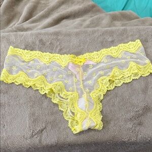 NWT VICTORIA’S SECRET Lace Trim Sheer Yellow Panties. Cheeky cut. Size Large.